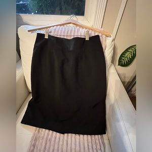 Worthington Black Pencil Skirt Women's Size 8. Slit and zipper in back. Lined.